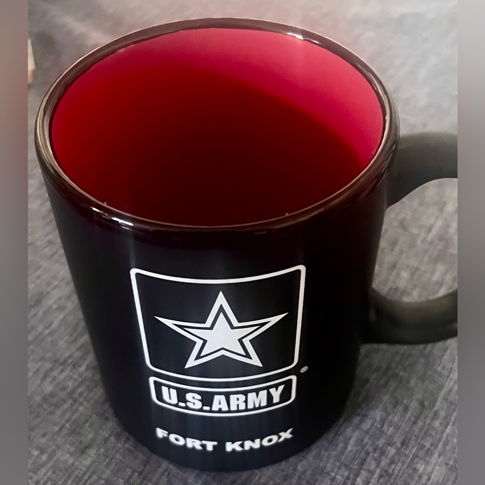 U.S. ARMY Mug Black with Army Emblem Red Interior from Ft Knox Kentucky. NWT